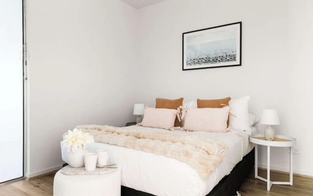 Stylish 2BR Apt Steps From Vic Market With Parking – Guest Rooms – Melbourne