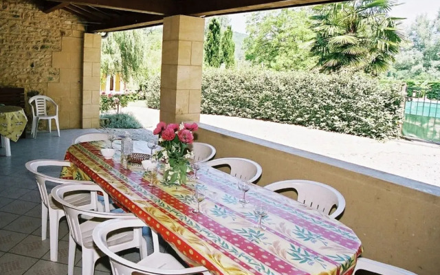 Chic Holiday Home in Siorac-en-perigord With