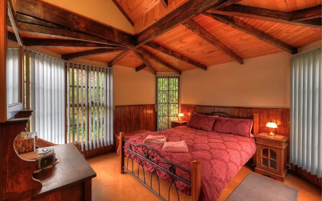 Stanley Lakeside Spa Cabins