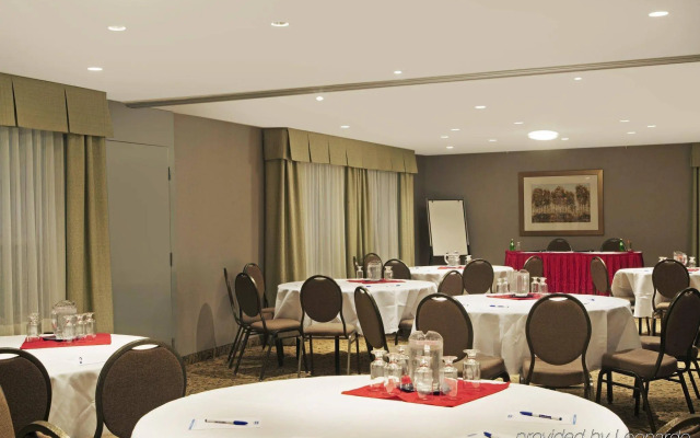 Travelodge by Wyndham Oshawa Whitby