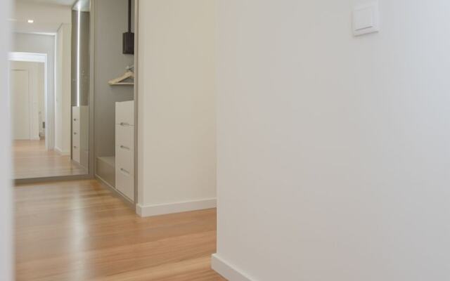 Liiiving - Luxury River View Apartment V