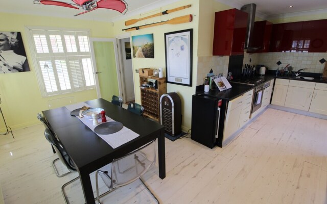 Beautifully Presented Three Bedroom House in Poole