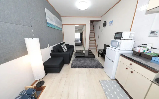 Namba East House01