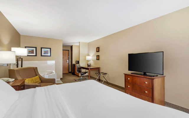 Comfort Inn & Suites East Moline near I-80
