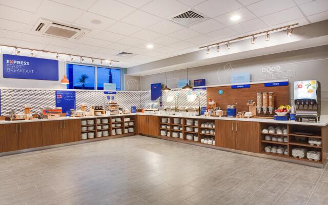 Holiday Inn Express & Suites Panama City Beach - Beachfront by IHG