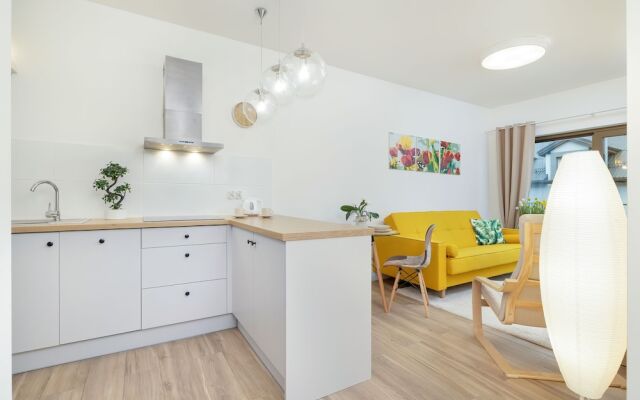 Spring Flowers Apartment by Renters