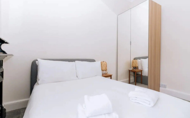Spacious 3 Bedroom Flat in Edinburgh