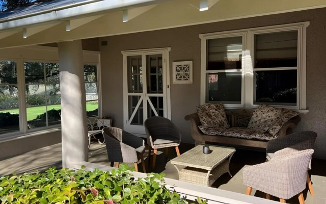 Robin Hill Manor - rambling retreat & tennis court