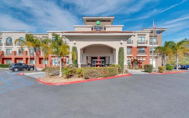 Holiday Inn Express Hotel & Suites Lake Elsinore