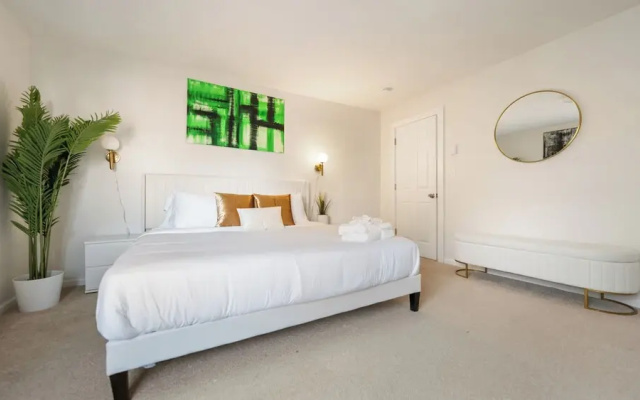 Ultra-Modern Luxe Sleek & Stunning Stay