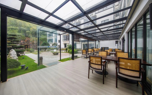 Yixing Eastluus Hotel