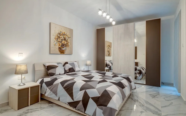 Deluxe Apartment Steps to St George s Bay