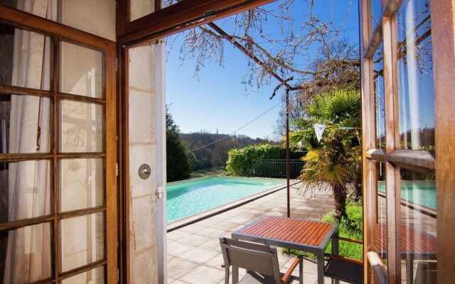 Warm Mansion with Swimming Pool in Sigoules France
