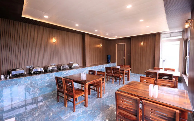 The Hoften Snowia Luxury Stay Near Bhalugarh Waterfall