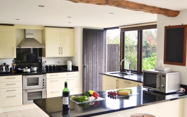 A beautiful conversion of a 400-year-old threshing barn. Pet-friendly.