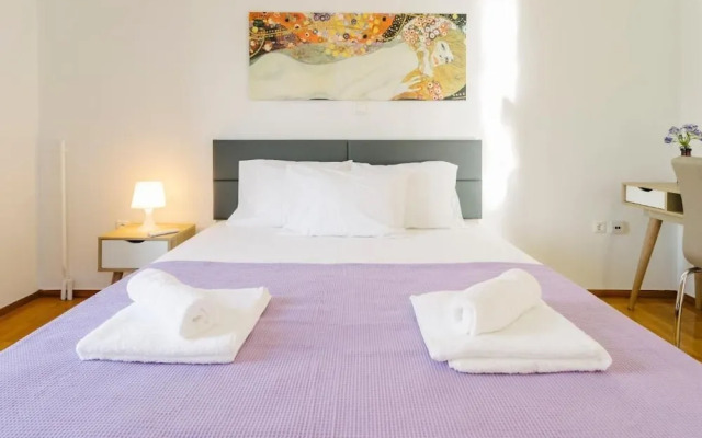 Bright apt. with view to Acropolis