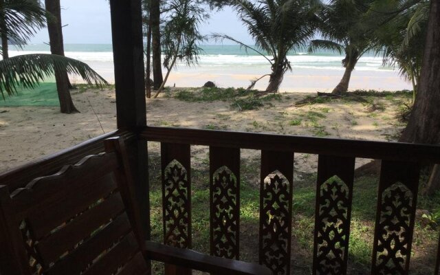 拉廊奥艾简易别墅(Aow Yai Bungalows)