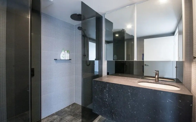 Modern 2 Bedroom Potts Point Apartment