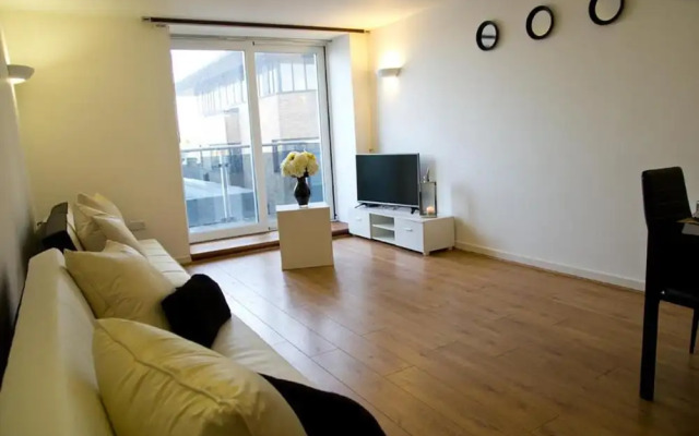 Impeccable 2-bed Apartment in Brentwood