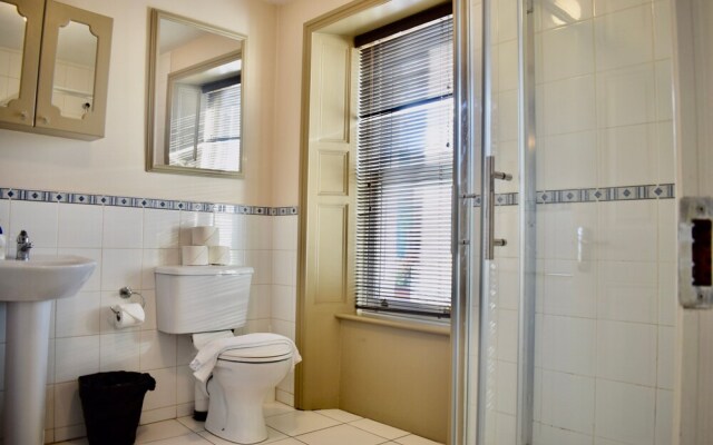 Modern 2 Bedroom Flat Above Family Run Pub