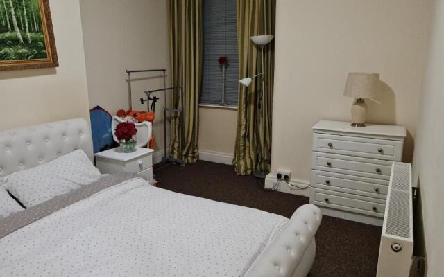 Cheerful 4-bedroom holiday home close to the Sea