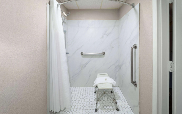 Super 8 by Wyndham Buffalo