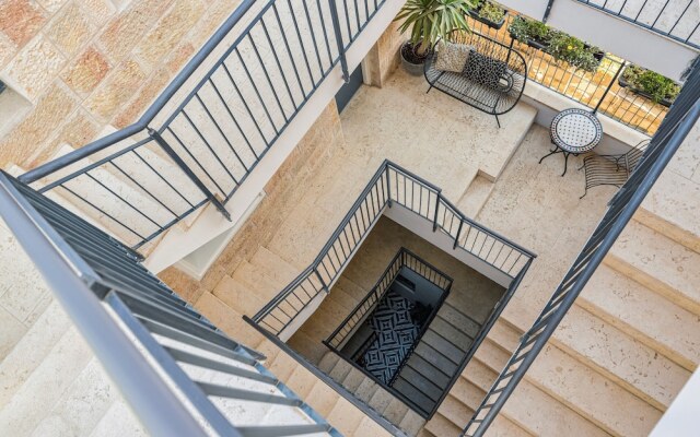 Villa Albi - Machne Yehuda Hotel