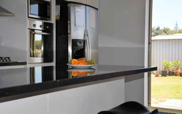 Back Beach Retreat - Pet Friendly