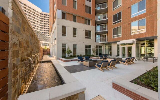 Fantastic 2BR Condo at Crystal City