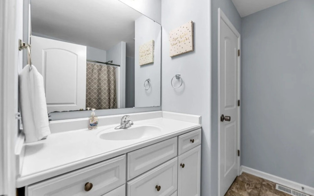 5006 Beale Ave Orange Door