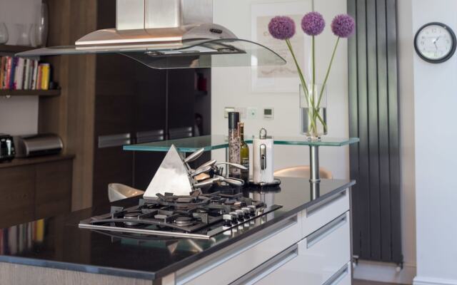Luxury Barnes Family Home with Garden