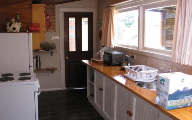 Glenbrook House and Cottage – Kitchen – Penguin