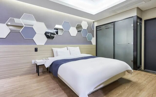 Hotel Forest River Novel