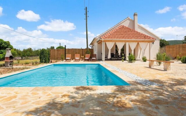 Charming House With Pool 10 Min From Sibenik