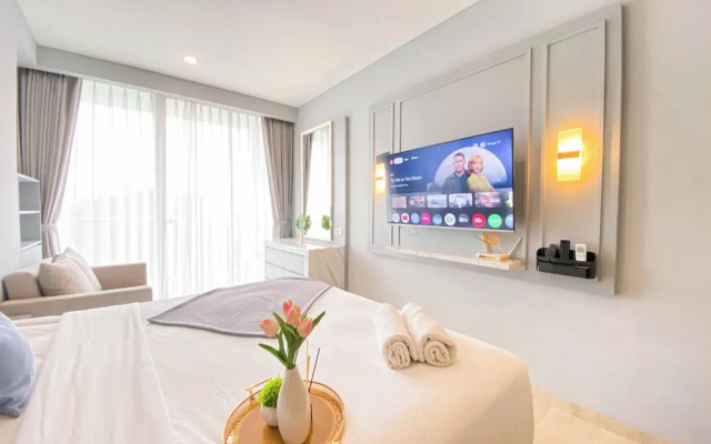 Minimalist and Cozy Studio at Apartment Art Deco