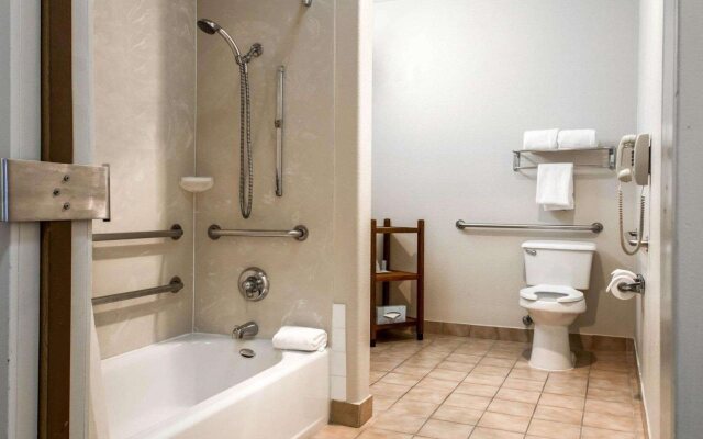 Comfort Inn & Suites Oakland