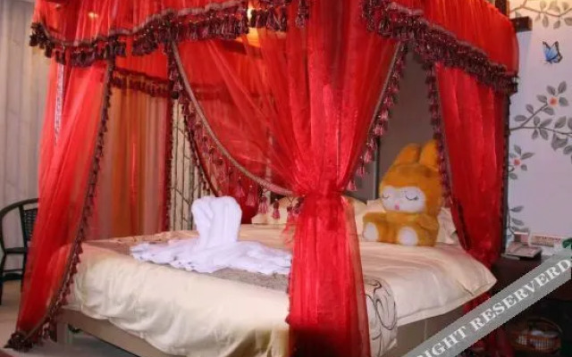 704 theme Traders Hotel