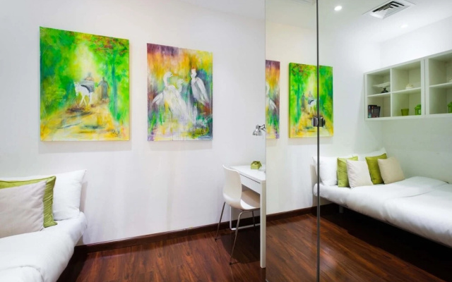 Bright Beachfront Apt w Wow Factor on The Palm