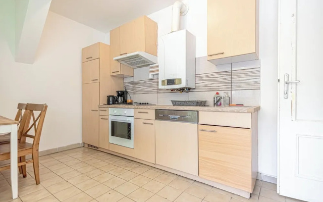 Stylish 3BR Apt With Balcony City Center