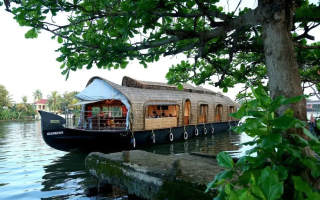 OYO 13525 HouseBoat My Trip Deluxe 3 BHK Private