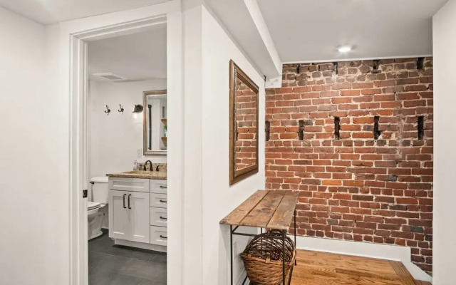 Modern Knoxville Gem: Near Campus & Eateries!