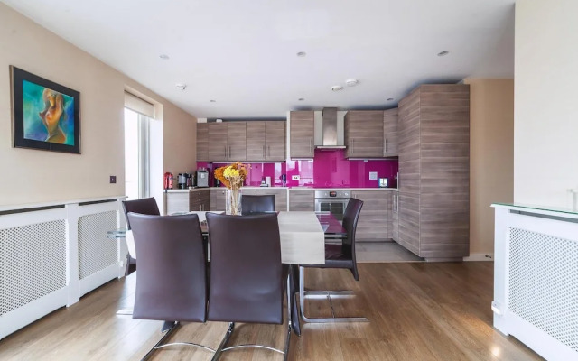 Cosy 2-bed Poplar Flat w/ City Views