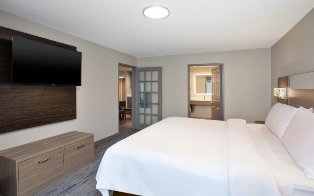Holiday Inn Express & Suites Milwaukee Nw Park Place by IHG