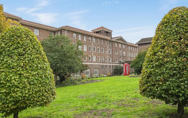 Peaceful Putney Apartment by Underthedoormat