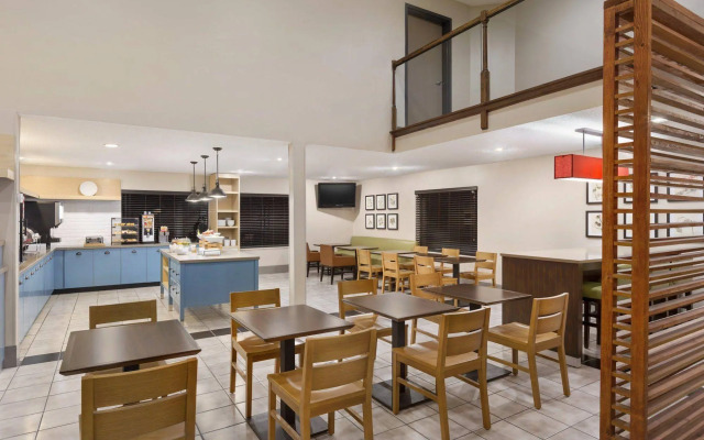 Country Inn & Suites by Radisson, Dahlgren-King George, VA