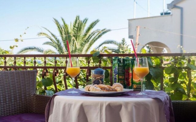 Delightful Apartment With Balcony and Sea View