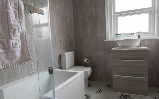 Kensington Place - 4 Bedroom Home w Free Parking