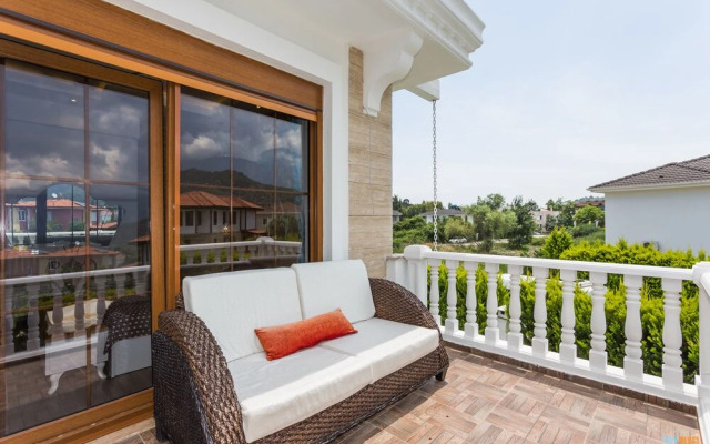 Villa Vista by Villatatilin