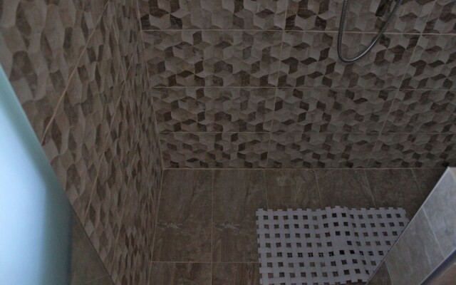 Haraki Stone Apartments