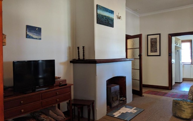 Walnut Cottage - 2 bedroom pet friendly country cottage – Guest Rooms – Bridgetown